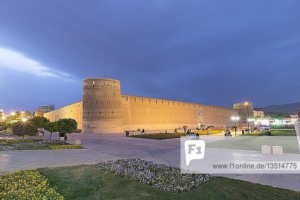 Burg Arg-e Karim Khan  Abenddämmerung  Schiraz  Iran  Asien
