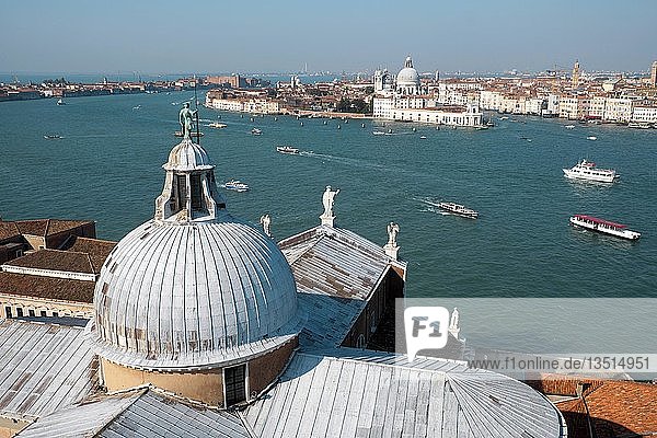 Blick vom Turm der Kirche San Giorgio Maggiore über die Lagune auf die Punte della Dogana  Venedig  Venetien  Italien  Europa