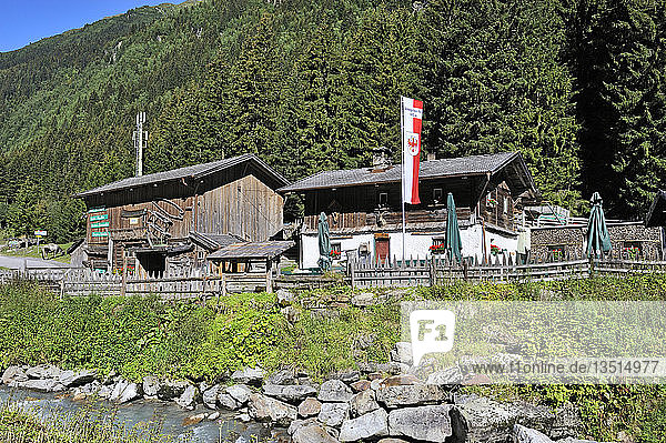Tschangelaier Alm  seit über 300 Jahren traditioneller Ziegenhof  mit Restaurant  Stubaital  Bezirk Innsbruck-Land  Tirol  Österreich  Europa