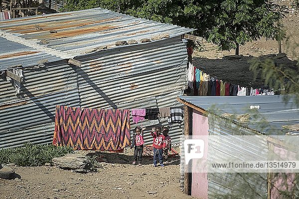 Kinder zwischen Wellblechhütten im Slumviertel  Katutura Township  Windhoek  Namibia  Afrika