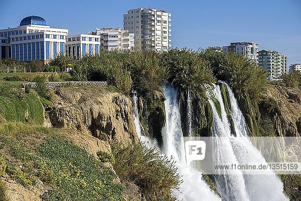 Düden-Wasserfall auch unterer Düden Wasserfall Lara Wasserfall oder Larafall genannt Ortsteil Lara Antalya türkische Riviera Türkei Asien