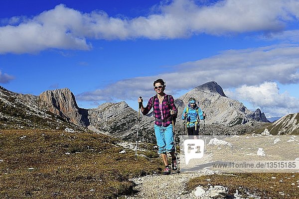 Female hikers in front of the Großer Rosskopf  Braies  Sexten Dolomites  South Tyrol  Italy  Europe