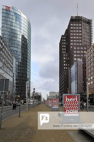 Hochhäuser am Potsdamer Platz während der Berlinale  Berlin  Deutschland  Europa