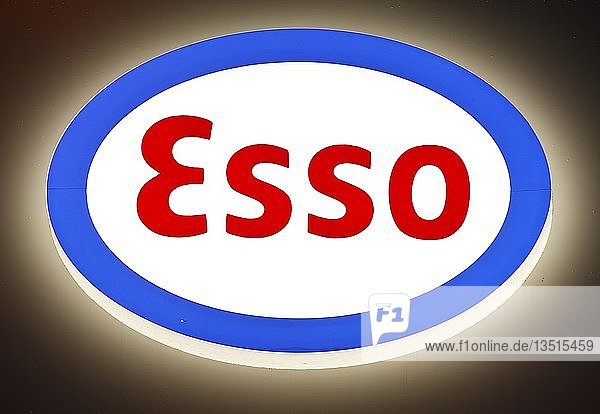 Beleuchtetes Logo von Esso  Deutschland  Europa