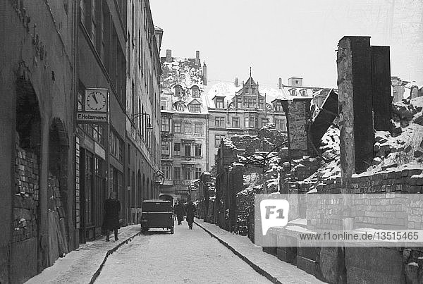 Strassenszene im Winter 1948 Böttchergässchen mit Blick zur Katharinenstraße Leipzig Sachsen DDR Deutschland Europa