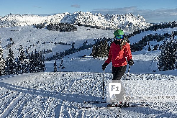 Frau beim Skifahren  Blick vom Skigebiet SkiWelt Wilder Kaiser Brixenthal auf das Bergmassiv Wilder Kaiser  Tirol  Österreich  Europa