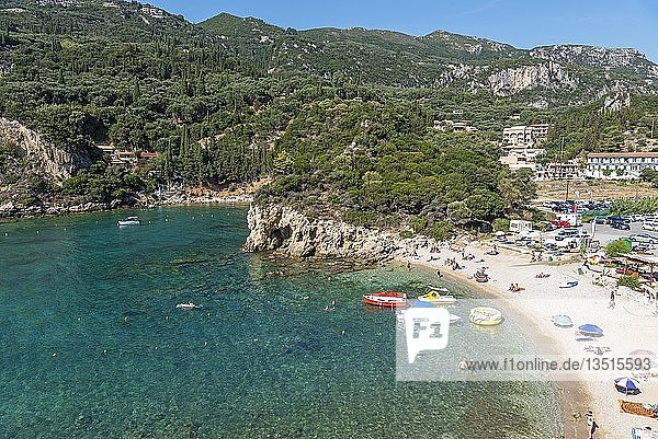 Strand, Badeort Paleokastritsa, Küste, Mittelmeer, Insel Korfu, Ionische Inseln, Griechenland, Europa