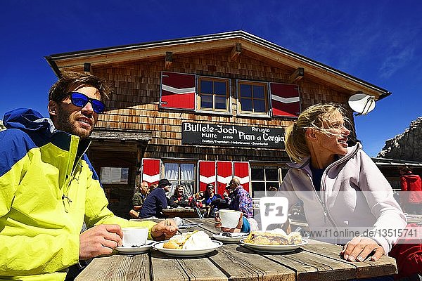 Wanderer rasten auf der Büllele Joch Hütte  Sextener Dolomiten  Hochpustertal  Südtirol  Italien  Europa
