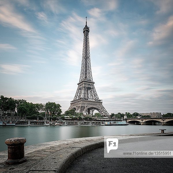 Eiffelturm an der Seine in Paris  Frankreich  Europa