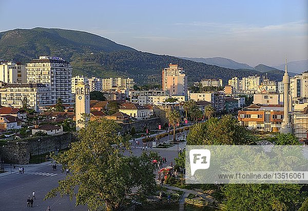 Festungsmauer und Uhrenturm  Elbasan  Albanien  Europa