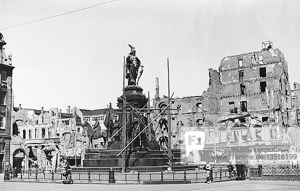 Siegesdenkmal (abgerissen 1946) vor der zerstörten Nordseite des Marktes 1945 Leipzig Sachsen DDR Deutschland Europa