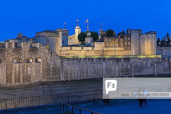 Beleuchteter Tower of London  Nachtszene  blaue Stunde  London  Großbritannien