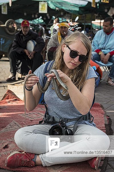 Tourist mit einer Schlange in der Hand  Jemaa el-Fnaa-Marktplatz  Marrakesch  Marokko  Afrika