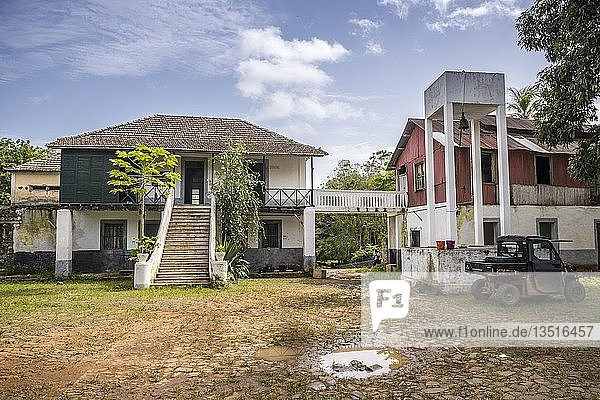 Das Haus des Verwalters und der Wasserturm  Roça Paciência  Insel Príncipe  São Tomé und Príncipe