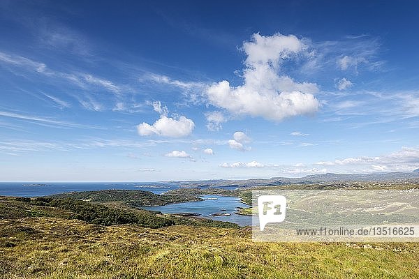 Blick über Loch Ardbhair und Eddrachillis Bay in Richtung Atlantik  Grafschaft Sutherland  Schottland  Vereinigtes Königreich  Europa