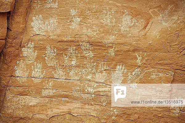 Etwa 1500 Jahre alte Handabdrücke und Zeichnungen der amerikanischen Ureinwohner  Mystery Valley  Arizona  USA  Nordamerika