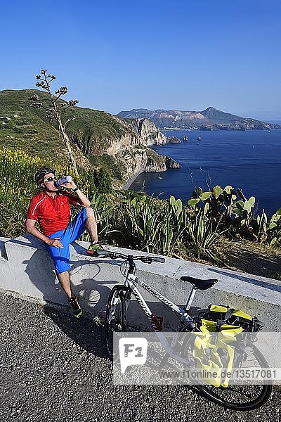 Radfahrer bei einer Pause auf dem Belvedere Quattrocchi mit Blick auf die Felsen Faraglione auf der Insel Vulcano  Pianoconti  Lipari  Äolische Inseln  Sizilien  Italien  Europa