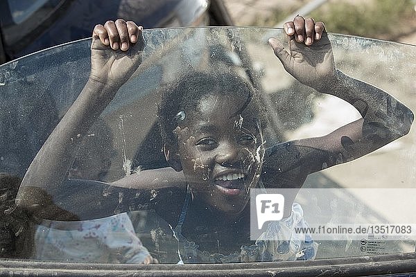 Ein Mädchen spielt ein Autowrack im Slumviertel  Katutura Township  Windhoek  Namibia  Afrika