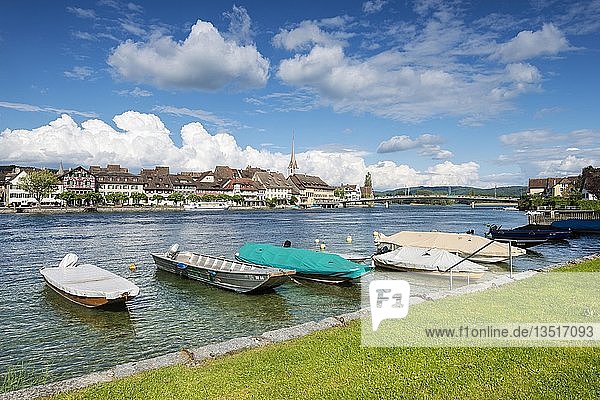 Blick über den Rhein auf die Altstadt von Stein am Rhein mit vertäuten Schiffen  Kanton Schaffhausen  Schweiz  Europa