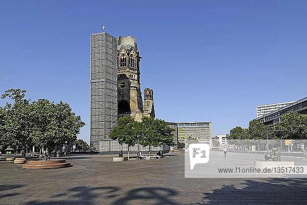 Breitscheidplatz mit Kaiser-Wilhelm-Gedächtniskirche  Gedächtniskirche  Berlin  Deutschland  Europa