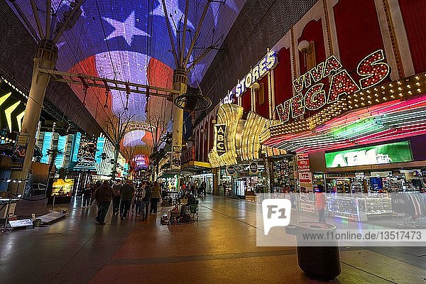 Neon-Kuppel der Fremont Street Experience im alten Las Vegas  Nachtaufnahme  Innenstadt  Las Vegas  Nevada  USA  Nordamerika