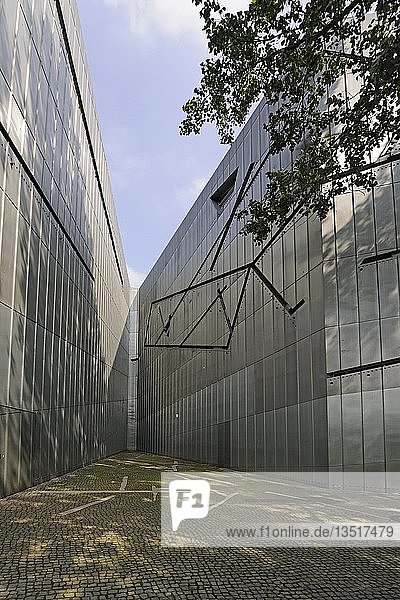 Jüdisches Museum  Neubau von Daniel Libeskind  Detailaufnahme der Fassade  Berlin  Deutschland  Europa