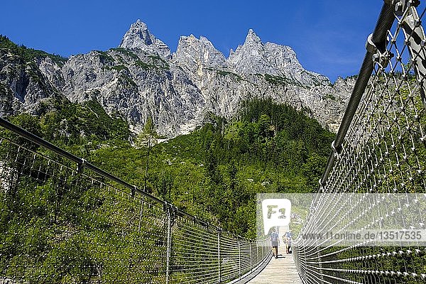Hängebrücke vor den Mühlsturzhörnern  Klausbachtal  Berchtesgadener Alpen  Berchtesgadener Land  Oberbayern  Bayern  Deutschland  Europa
