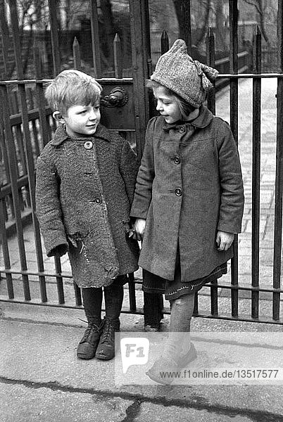 Junge und Mädchen in ärmlicher Kleidung 1948 Leipzig Sachsen DDR Deutschland Europa