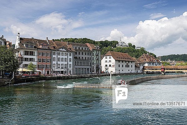 Blick über die Reuss  Nadelwehr und die Altstadt  Hotel Chateau Guetsch auf dem Berg  Luzern  Kanton Luzern  Schweiz  Europa