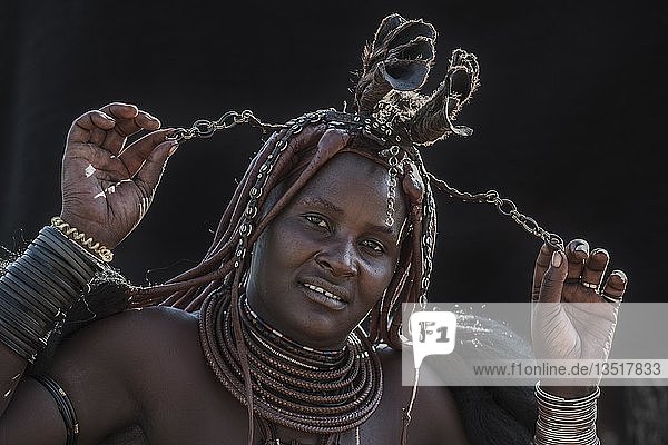 Ovahimba oder Himba  eine verheiratete Frau präsentiert ihren Kopfschmuck  Kunene-Distrikt  Namibia  Afrika