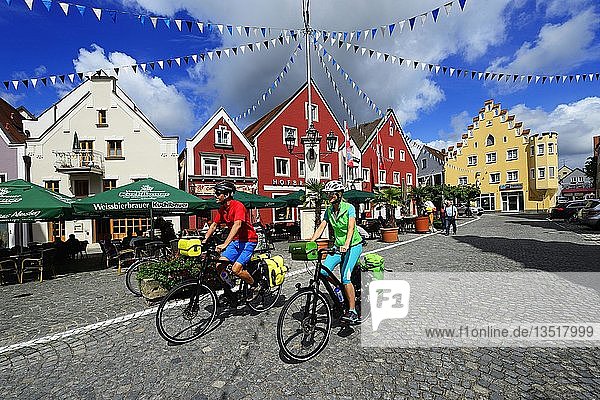 Radfahrer in der Altstadt von Abensberg  Ostbayern  Niederbayern  Bayern  Deutschland  Europa