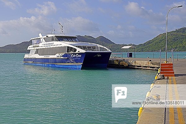 Katamaran  Cat Cocos Schnellfährdienst im Hafen der Insel Praslin  Seychellen  Afrika