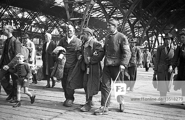 Drei verletzte Kriegsheimkehrer 1946 Hauptbahnhof Leipzig Sachsen DDR Deutschland Europa