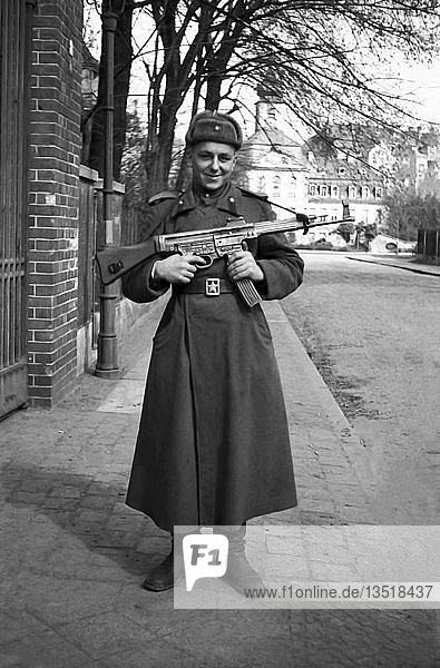 Rotarmist vor der Kommandantur in Gohlis 1946 Turmgutstraße Leipzig Sachsen DDR Deutschland Europa