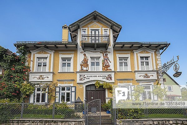 Haus der Zinngießerei Schweizer in Dießen am Ammersee  Oberbayern  Bayern  Deutschland  Europa