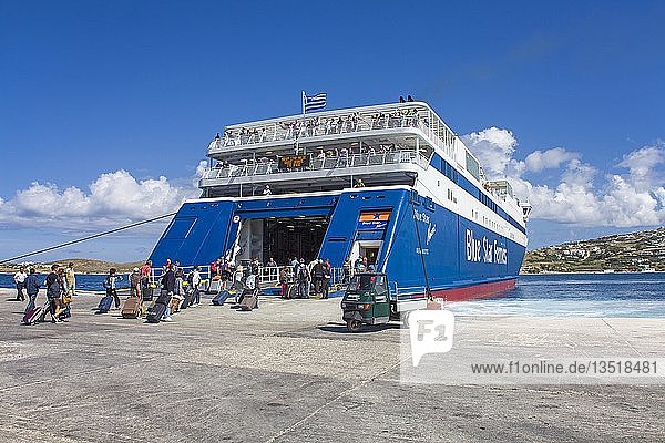 Reisende an der Blue Star Fähre am Fährhafen von Paros-Stadt Paros Kykladen Ägäis Griechenland Europa