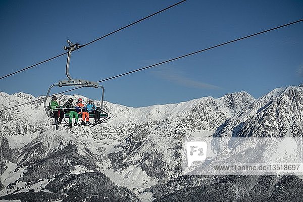 Skifahrer im Sessellift  Skigebiet SkiWelt Wilder Kaiser Brixenthal  Tirol  Österreich  Europa