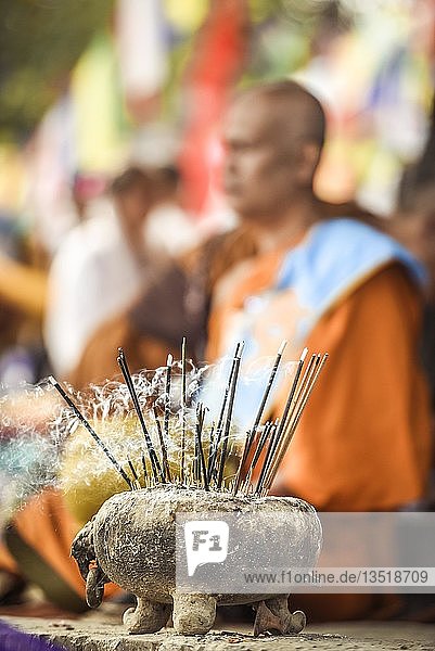 Räucherschale beim Bodhi Baum am Mayadevi-Tempel Geburtsort von Buddha Lumbini Nepal Asien