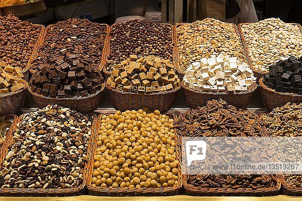 Verschiedene Nüsse und Nougat  Mercat de la Boqueria oder Mercat de Sant Josep  Markthallen  Barcelona  Spanien  Europa