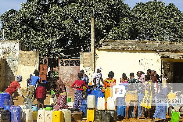 Distribution of drinking water in Bambilor  Dakar region  Senegal  Africa