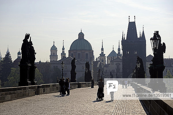 Touristen auf der Karlsbrücke in der Morgendämmerung  Prag  Böhmen  Tschechische Republik  Tschechische Republik  Europa