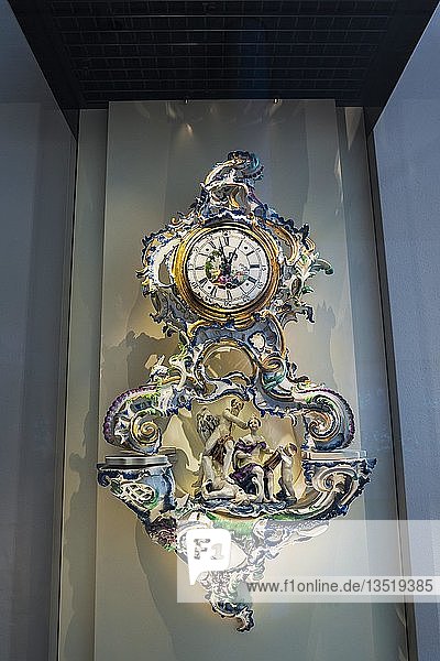 Uhr in künstlerischer Porzellanfassung Nationalmuseum München Oberbayern Bayern Deutschland Europa
