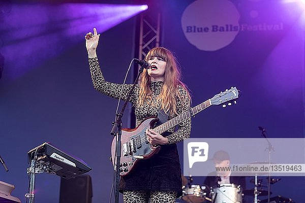 Die schwedische Sängerin Jennie Abrahamson live beim 25. Blue Balls Festival in Luzern  Schweiz  Europa