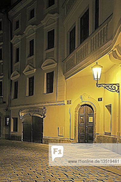 Typische Prager Gasse mit historischen Straßenlampen bei Nacht  Stadtteil Malá Strana  Prag  Böhmen  Tschechische Republik  Europa