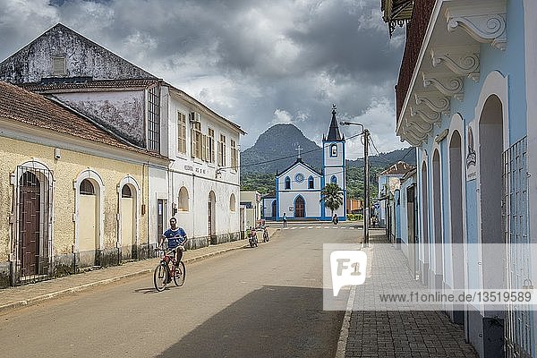 Straße mit Kolonialgebäuden  Santo António  Insel Príncipe  São Tomé und Príncipe