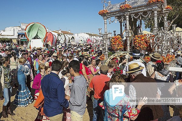 Dekorierte Ochsenkarren  Menschen in traditioneller Kleidung  Pfingstwallfahrt von El Rocio  Provinz Huelva  Andalusien  Spanien  Europa