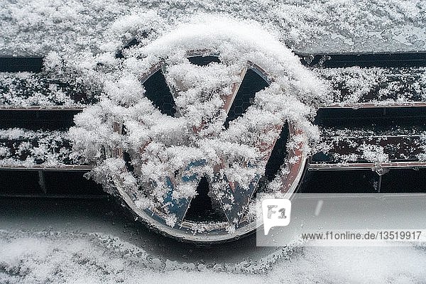 Verschneites VW-Logo des VW Golf  Deutschland  Europa