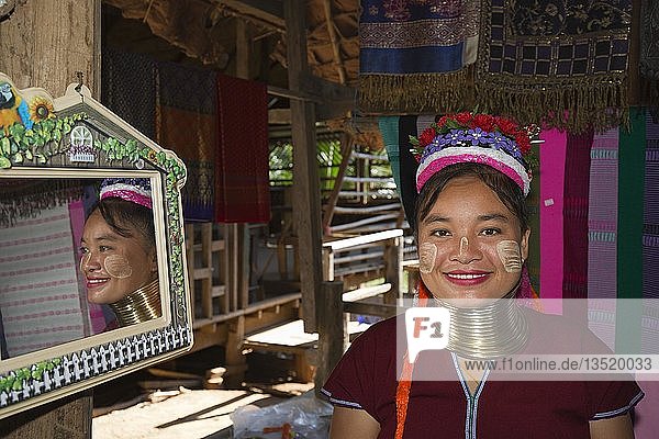 Junge Frau mit Halsringen  Stamm der Langhals-Karen  Huay Pu Keng  Mae Hong Son  Thailand  Asien