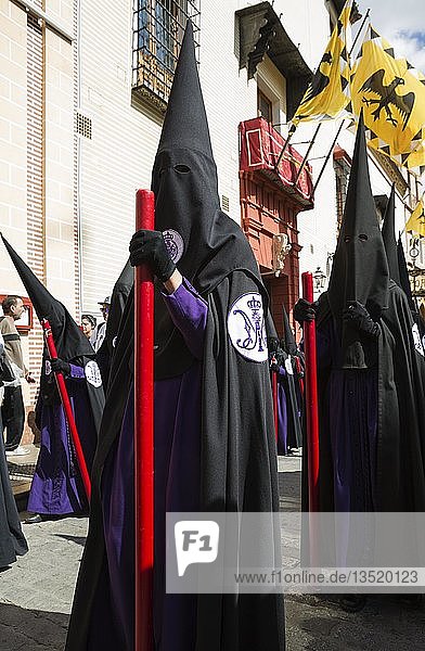 Büßer bei der Semana Santa Prozession Karwoche Sevilla Andalusien Spanien Europa