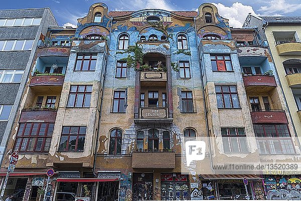 Kunstvoll bemalte Fassade eines historischen Hauses  Kreuzberg  Berlin  Deutschland  Europa